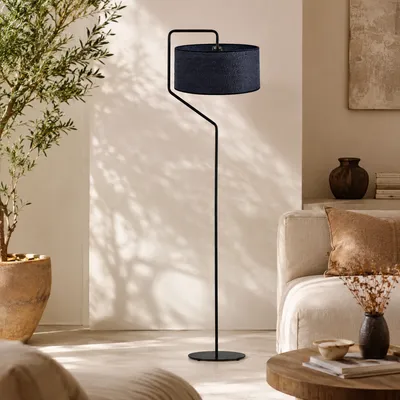 Lampa stojąca boho z czarnego rattanu do nowoczesnego salonu TESALLIA BOHO