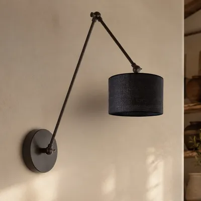 Czarny kinkiet z regulowanym ramieniem do salonu TESNUS BOHO z rattanowym abażurem