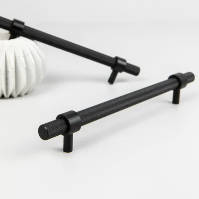 Uchwyt meblowy KARBO 128 mm czarny mat, czarne radełko