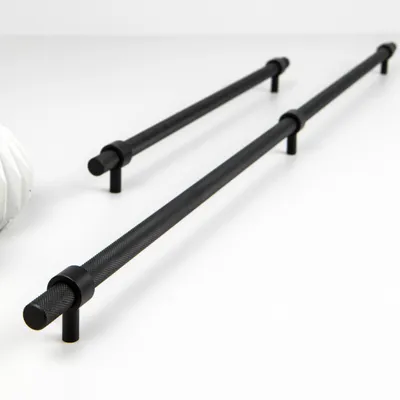 Uchwyt meblowy KARBO 640/700 mm czarny mat, czarne radełko