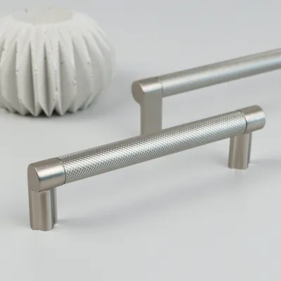 Uchwyt meblowy AMATIO 128 mm srebrne radełko, inox, stal szczotkowana