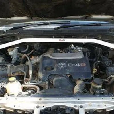 Rozpórka Toyota Hilux Vigo 05+ UltraRacing przednia górna Strutbar 1322