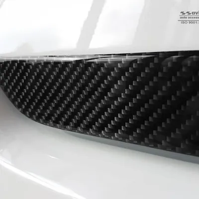 Listwa ozdobna na klapę bagażnika Nissan Micra Carbon