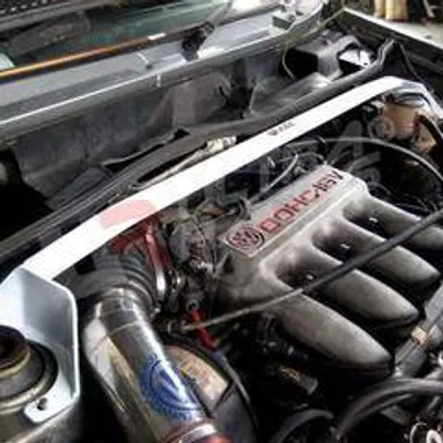 Rozpórka VW Golf I UltraRacing przednia górna Strutbar Drilling Req.