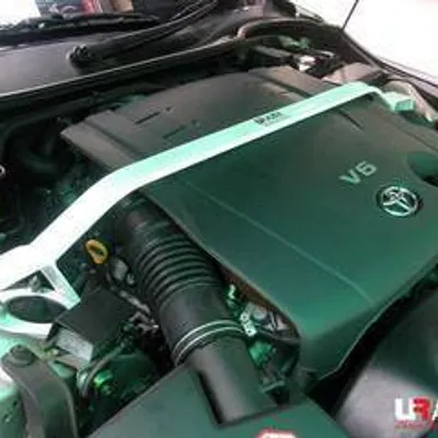 Rozpórka Toyota Mark X 04-09 2.5 UltraRacing przednia górna Strutbar