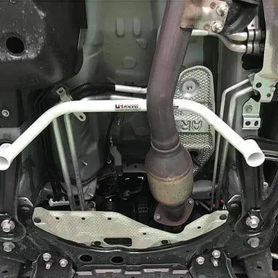 Rozpórka Toyota Alphard AH30 Ultra Racing środkowa dolna Brace