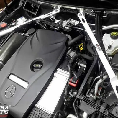 Rozpórka Mercedes S213 E300 3.0T 2WD 16+ UltraRacing 4-punktowa przednia górna Strutbar
