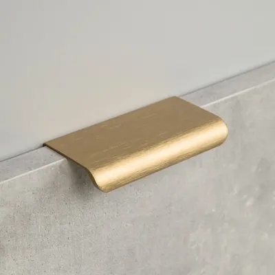Uchwyt krawędziowy BASELIO 64 mm mosiądz szczotkowany