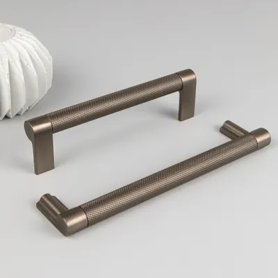 Uchwyt meblowy AMATIO 128 mm brązowe radełko