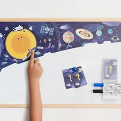 Tablica Edukacyjna Memobe, Whiteboardgame: Space Adventure!, Nadruk Kosmosu, Zestaw Do Gry, Wersja Pl, Rama Drewniana, 60X40 Cm