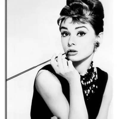 Audrey hepburn - z cygaretką - 50x70 cm - g17588